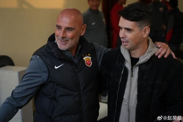 奥斯卡在多哈探班海港，与穆斯卡特热情拥抱