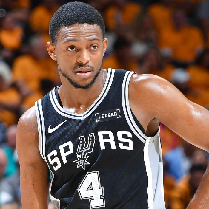 NBA直播-末节关键2铁2失误！福克斯13中3怒取三单遭炮轰：这家伙太糟糕了|马刺|尼克斯|体育赛事讨论|纽约尼克斯队|nba_新浪新闻